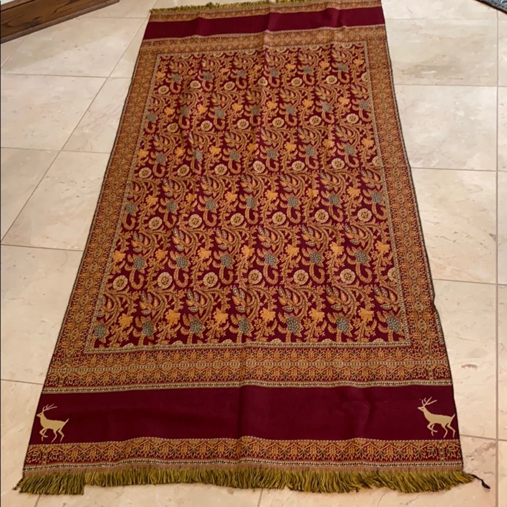 Multipurpose❗️price drop❗️throw burgundy a versatile item!
